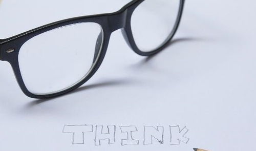 戴隱形眼鏡與普通眼鏡的利弊分析及對辦公用品的適配考量